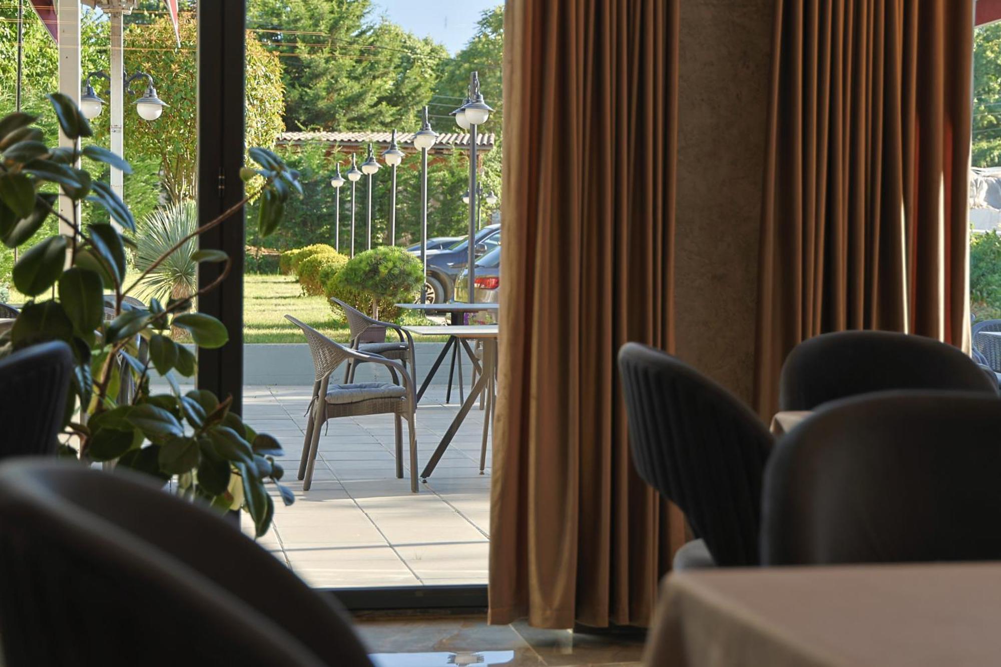 Vetus Hotel Pristina Exteriör bild