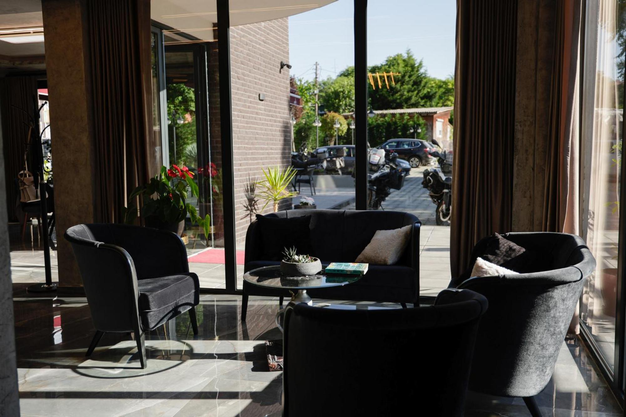 Vetus Hotel Pristina Exteriör bild