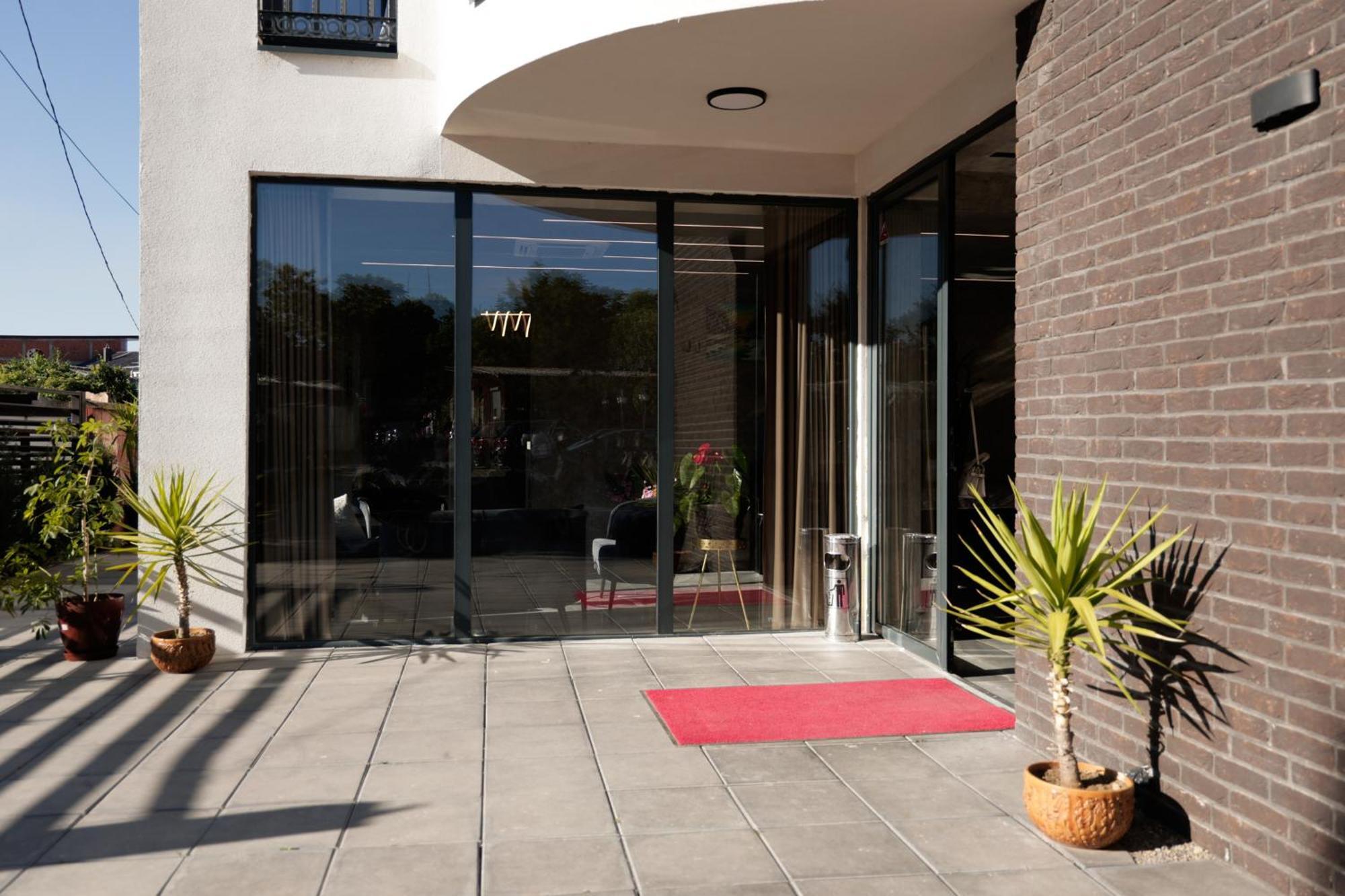 Vetus Hotel Pristina Exteriör bild