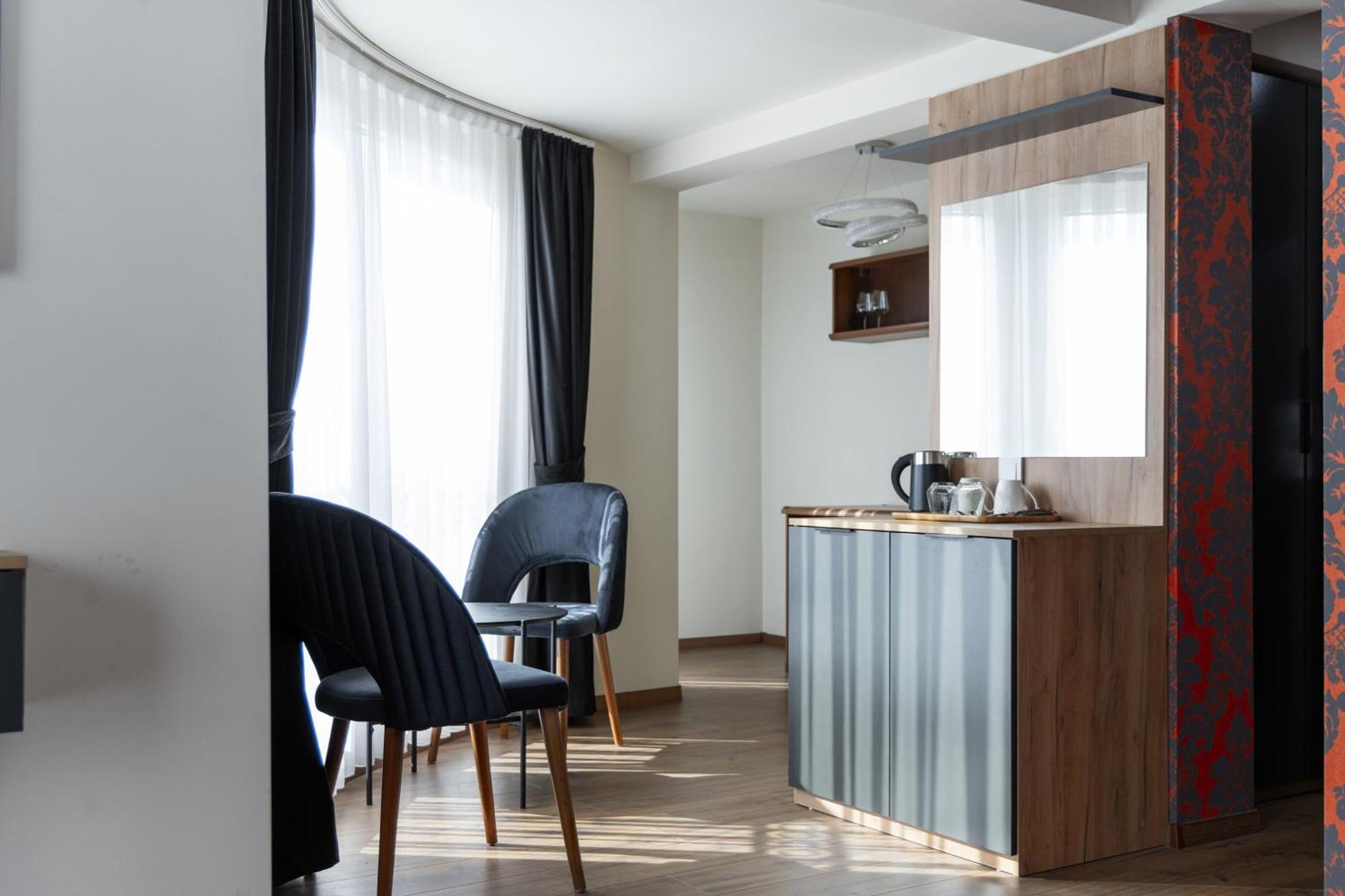 Vetus Hotel Pristina Exteriör bild